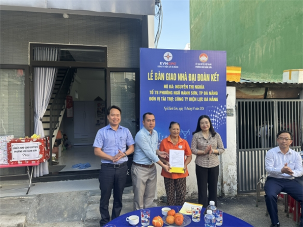 Bàn giao nhà tình nghĩa cho bà Nguyễn Thị Nghĩa