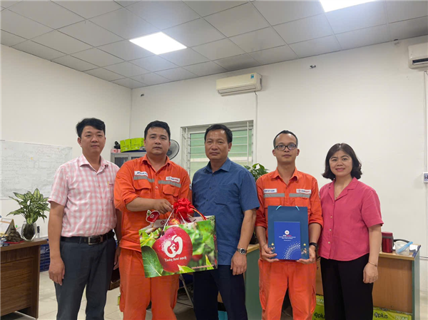 Lãnh đạo Công ty Điện lực Hoài Đức thăm, động viên CBCNV tham gia công tác chốt chỉ số công tơ điều chỉnh giá bán lẻ điện điện bình quân
