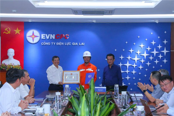 Tổng Giám đốc EVNCPC và PC Gia Lai khen thưởng cán bộ Đội Quản lý Điện Tuy Phước dũng cảm cứu người trong lũ