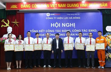 Nữ trưởng phòng tài chính kế toán “cứng như đá, mềm như nước” của Công ty Điện lực Hà Đông 2