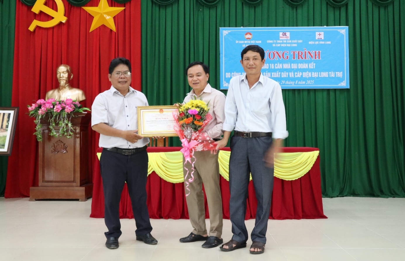Bàn giao 16 căn Nhà đại đoàn kết tại xã An Hiệp, tỉnh Vĩnh Long 1