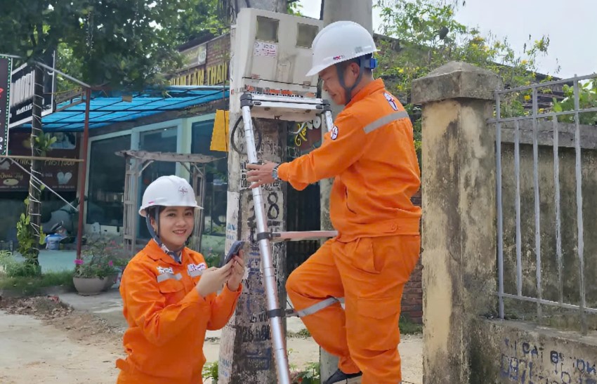 Chị Nguyễn Thị Thu Hiền - Người lao động ngành Điện tiêu biểu năm 2025 của Công ty Điện lực Phú Thọ 1