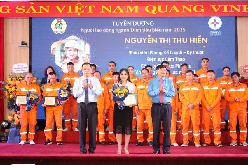Chị Nguyễn Thị Thu Hiền - Người lao động ngành Điện tiêu biểu năm 2025 của Công ty Điện lực Phú Thọ