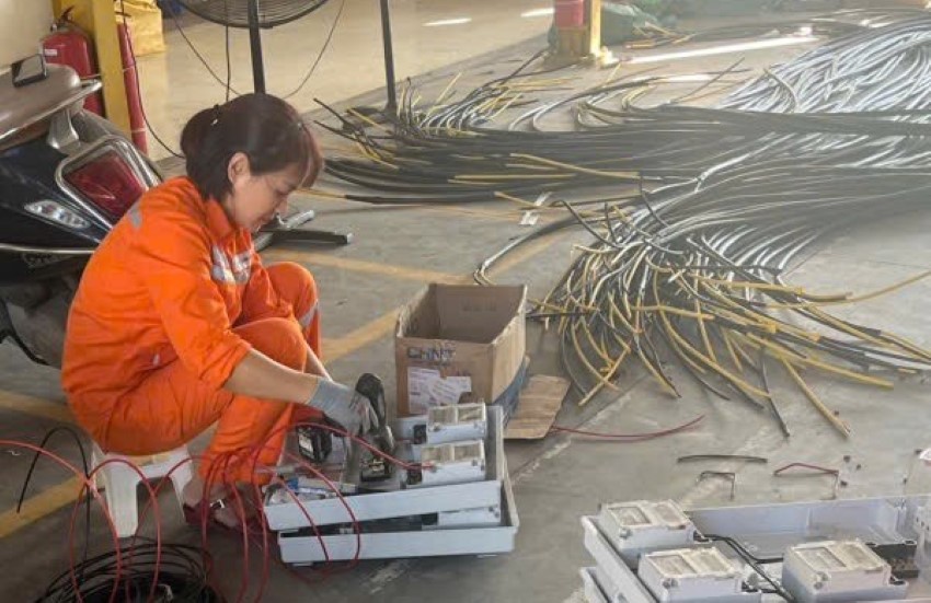Chị Trịnh Thị Thùy - Người phụ nữ “cầm kìm” của Công ty Điện lực Hưng Yên 1