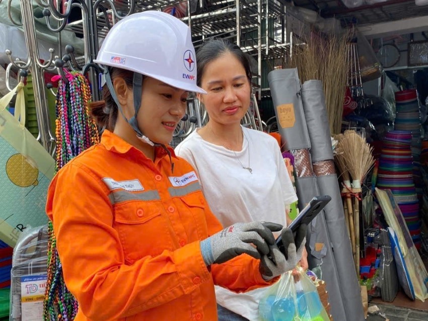 Chị Trịnh Thị Thùy - Người phụ nữ “cầm kìm” của Công ty Điện lực Hưng Yên 2