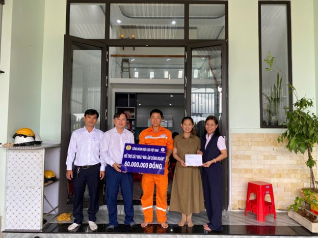 Công đoàn Công ty Điện lực Gia Lai trao kinh phí hỗ trợ xây dựng “Mái ấm Công đoàn”