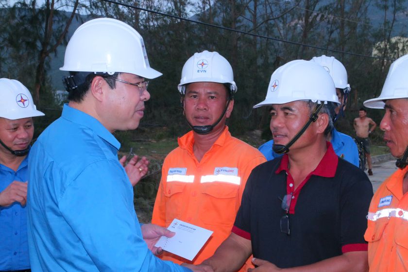 Công đoàn Điện lực Việt Nam thăm, động viên CBCNV khắc phục sự cố sau bão số 13 (Kalmaegi) tại Gia Lai 1