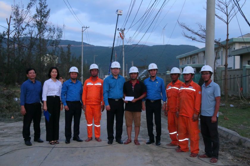Công đoàn Điện lực Việt Nam thăm, động viên CBCNV khắc phục sự cố sau bão số 13 (Kalmaegi) tại Gia Lai 4