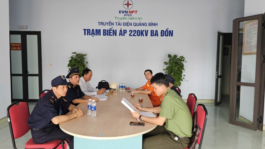 Công nhân Đội Truyền tải điện Quảng Trị lao xuống kênh cứu 3 người thoát chết đuối giữa dòng nước  1