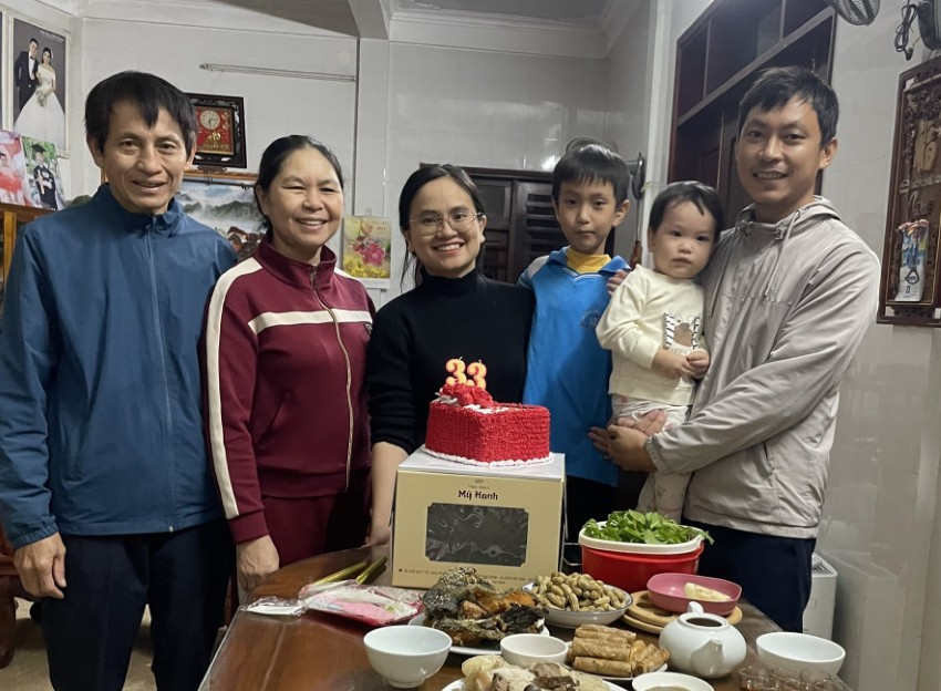 Công nhân Đội Truyền tải điện Quảng Trị lao xuống kênh cứu 3 người thoát chết đuối giữa dòng nước  2