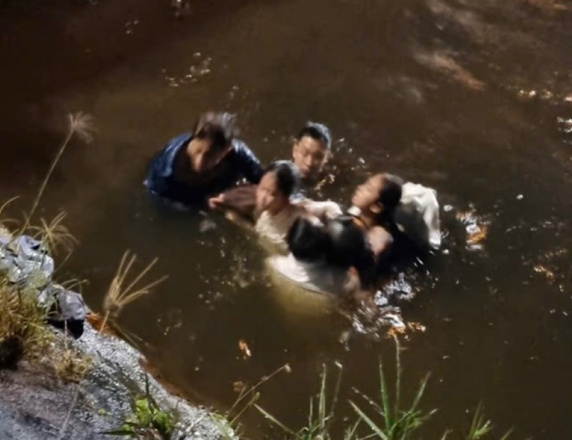 Công nhân Đội Truyền tải điện Quảng Trị lao xuống kênh cứu 3 người thoát chết đuối giữa dòng nước 