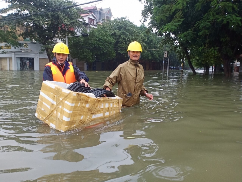 Giữ sáng miền gió Lào nắng lửa - Kỳ 2: Lội lũ giữ dòng sáng  4