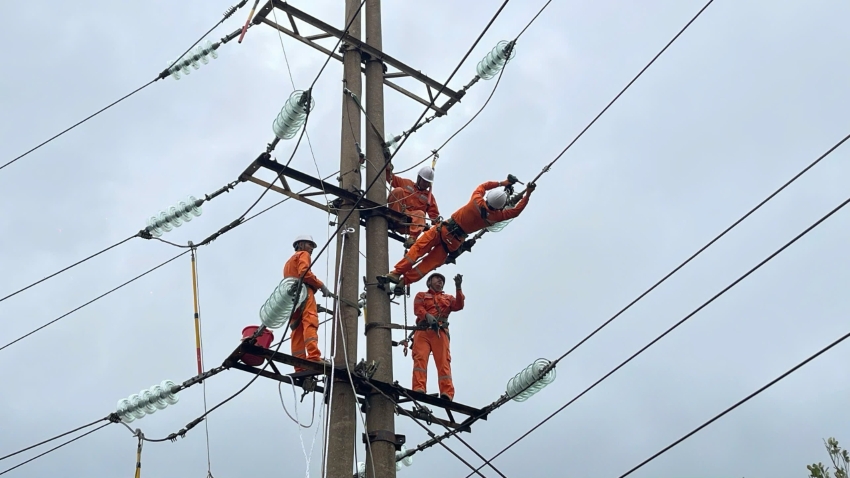 Giữ sáng miền gió Lào nắng lửa - Kỳ 2: Lội lũ giữ dòng sáng  6