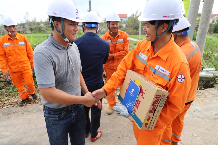 Giữ sáng miền gió Lào nắng lửa - Kỳ 2: Lội lũ giữ dòng sáng  7