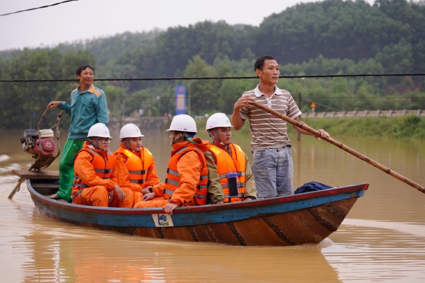 Giữ sáng miền gió Lào nắng lửa - Kỳ 2: Lội lũ giữ dòng sáng 