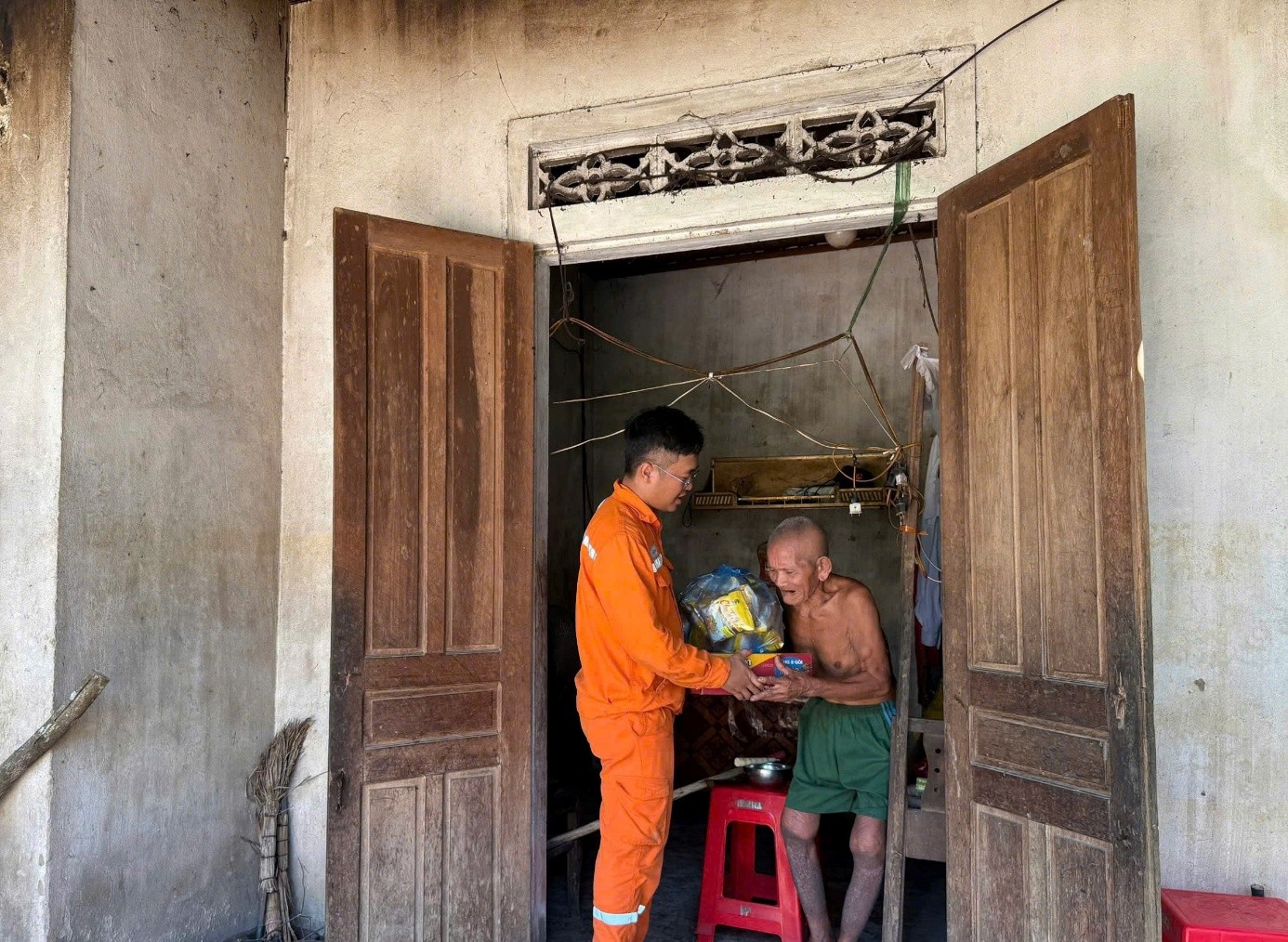 Giữ sáng miền gió Lào nắng lửa - Kỳ cuối: Ánh sáng giữa lòng người  3