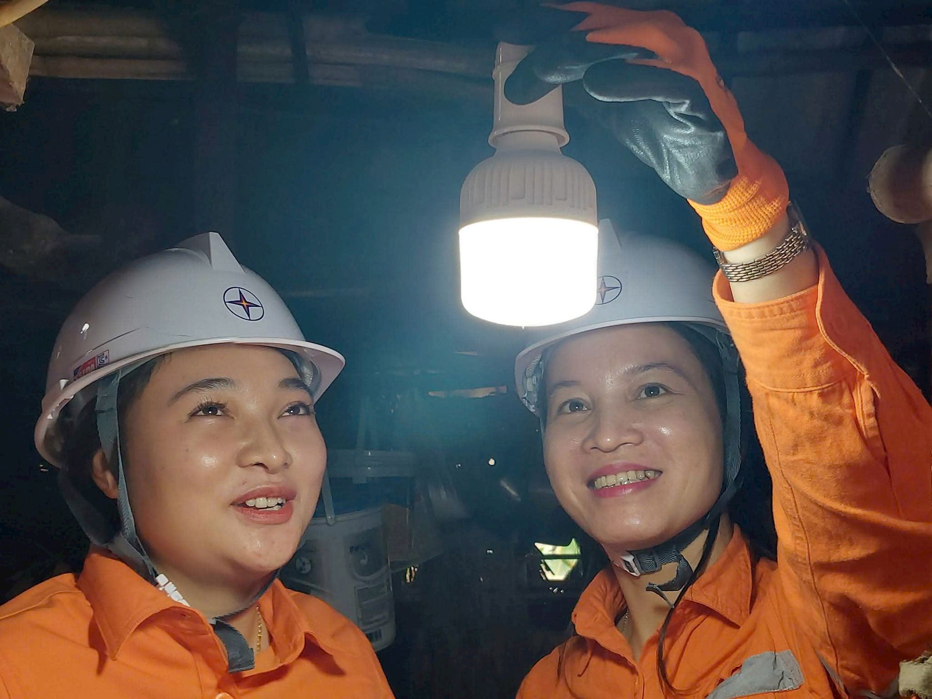 Giữ sáng miền gió Lào nắng lửa - Kỳ cuối: Ánh sáng giữa lòng người 4