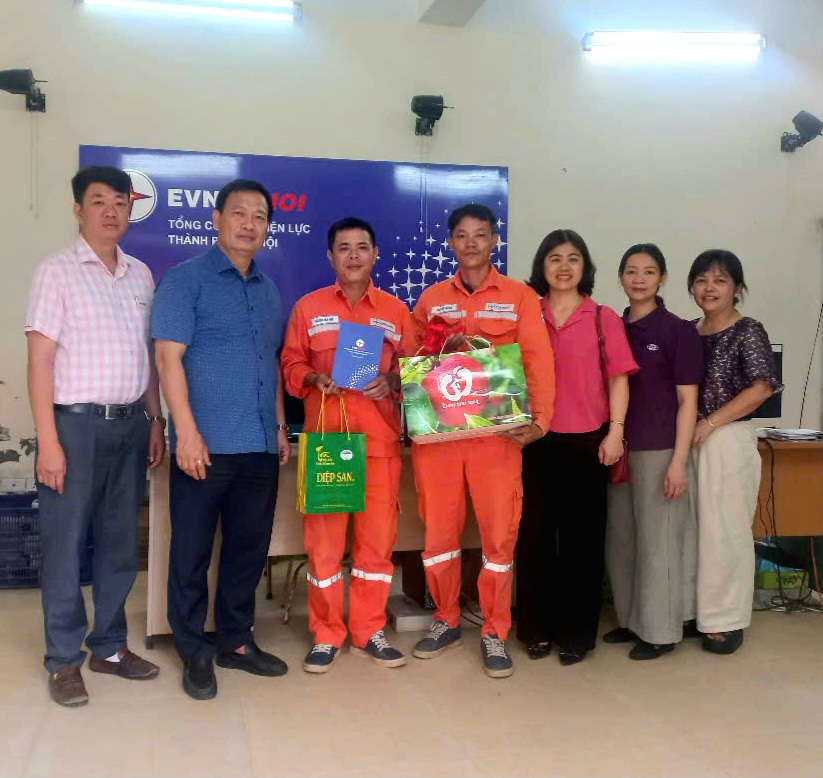 Lãnh đạo Công ty Điện lực Hoài Đức thăm, động viên CBCNV tham gia công tác chốt chỉ số công tơ điều chỉnh giá bán lẻ điện điện bình quân 1