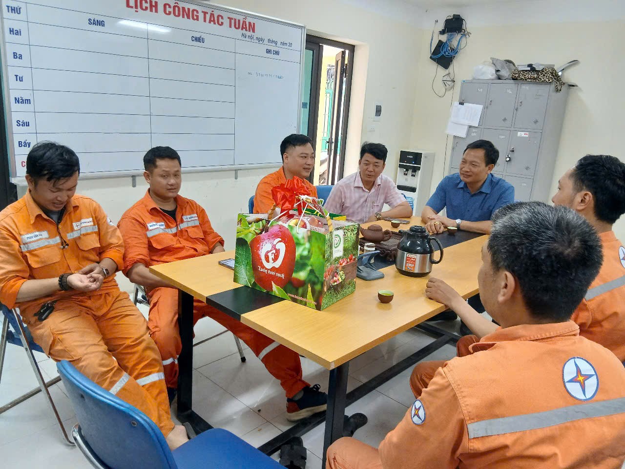 Lãnh đạo Công ty Điện lực Hoài Đức thăm, động viên CBCNV tham gia công tác chốt chỉ số công tơ điều chỉnh giá bán lẻ điện điện bình quân 2