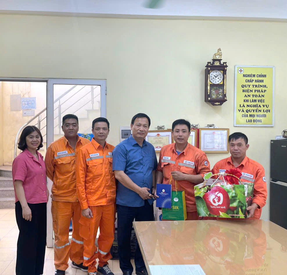 Lãnh đạo Công ty Điện lực Hoài Đức thăm, động viên CBCNV tham gia công tác chốt chỉ số công tơ điều chỉnh giá bán lẻ điện điện bình quân 3