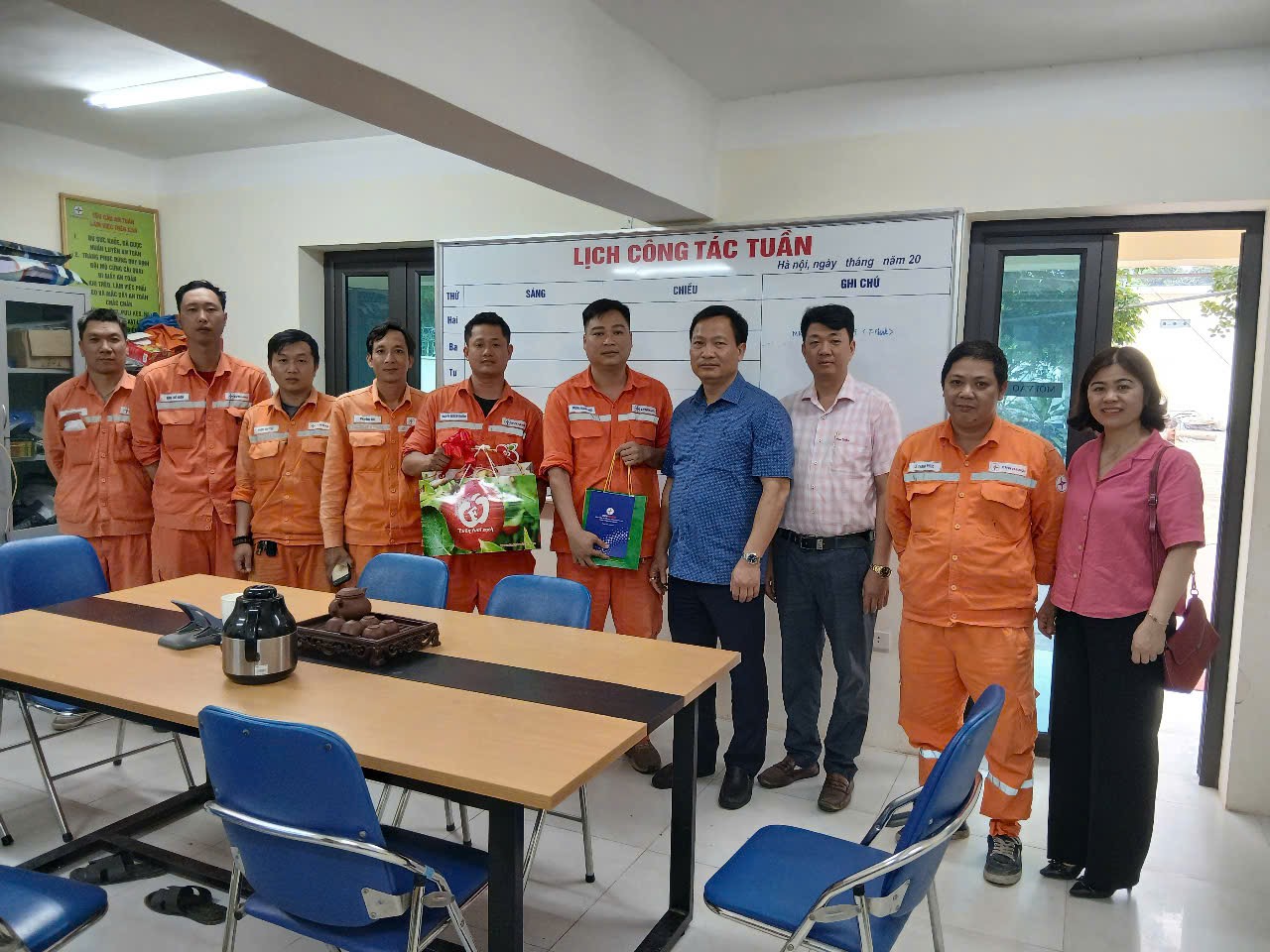 Lãnh đạo Công ty Điện lực Hoài Đức thăm, động viên CBCNV tham gia công tác chốt chỉ số công tơ điều chỉnh giá bán lẻ điện điện bình quân
