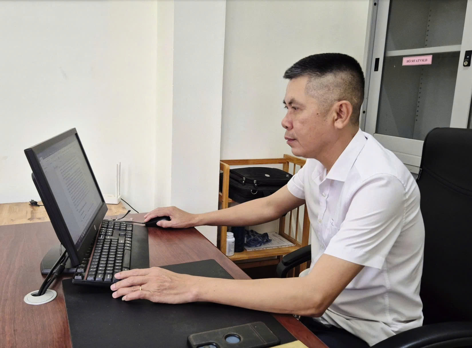 Người kỹ sư điện làm theo Bác