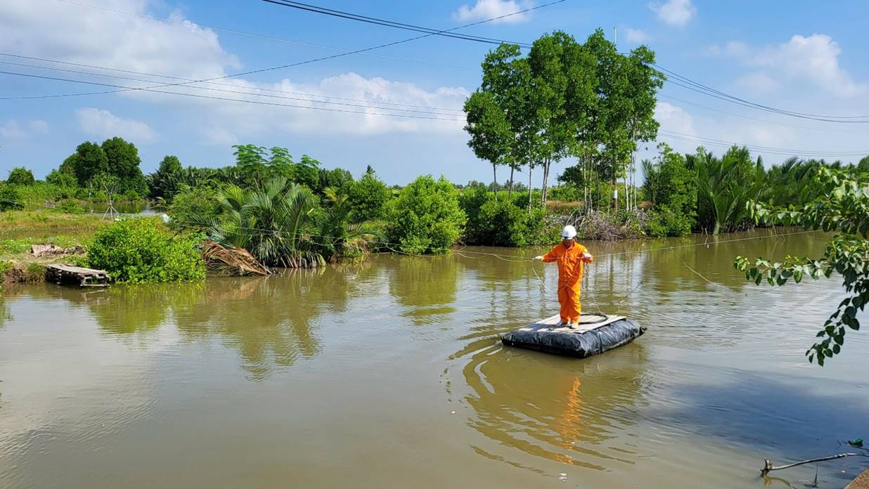 NGƯỜI THỢ ĐIỆN TRÊN SÔNG NƯỚC MÙA LŨ 1