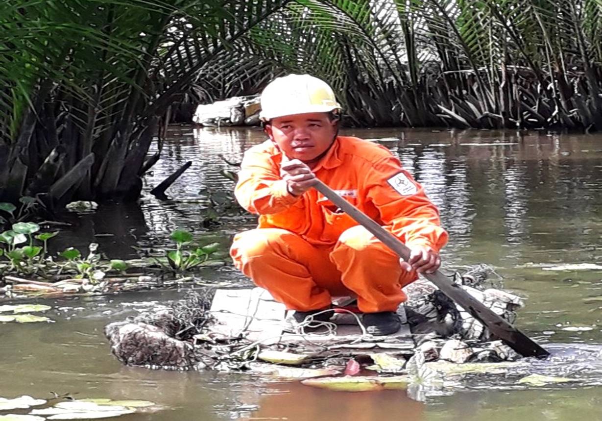NGƯỜI THỢ ĐIỆN TRÊN SÔNG NƯỚC MÙA LŨ