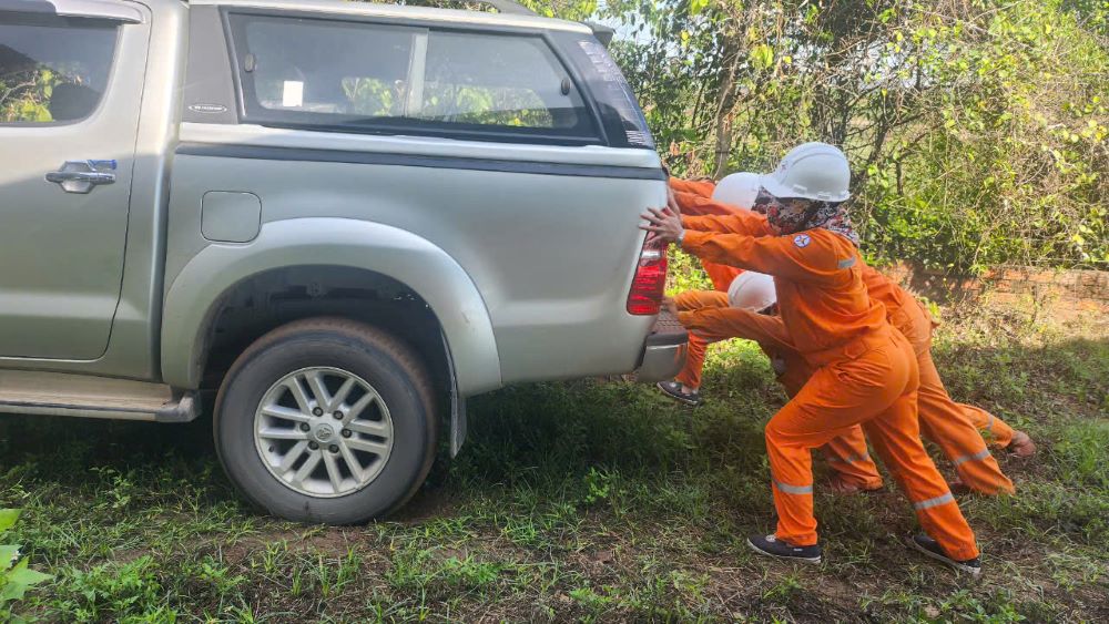 Những “bông hoa kiểm định” ở Trung tâm Thí nghiệm điện Gia Lai 2