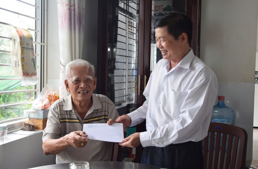 Thăm hỏi, chúc thọ người cao tuối nhân kỷ niệm 35 năm ngày Quốc tế người cao tuổi 1