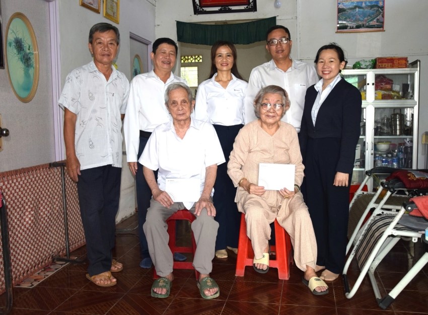 Thăm hỏi, chúc thọ người cao tuối nhân kỷ niệm 35 năm ngày Quốc tế người cao tuổi