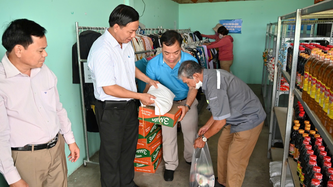 TỔNG CÔNG TY ĐIỆN LỰC MIỀN NAM DUY TRÌ “CỬA HÀNG 0 ĐỒNG” NHỮNG PHẦN QUÀ SÁNG NIỀM TIN NGÀNH ĐIỆN 1