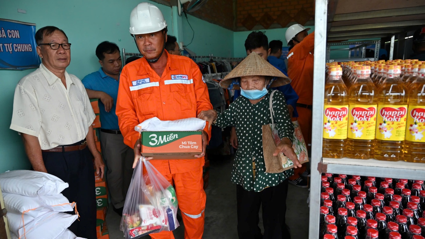 TỔNG CÔNG TY ĐIỆN LỰC MIỀN NAM DUY TRÌ “CỬA HÀNG 0 ĐỒNG” NHỮNG PHẦN QUÀ SÁNG NIỀM TIN NGÀNH ĐIỆN 2