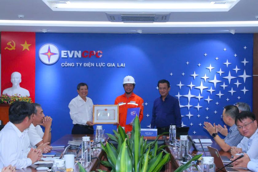 Tổng Giám đốc EVNCPC và PC Gia Lai khen thưởng cán bộ Đội Quản lý Điện Tuy Phước dũng cảm cứu người trong lũ 2