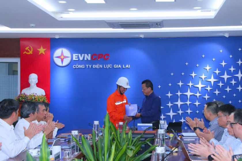 Tổng Giám đốc EVNCPC và PC Gia Lai khen thưởng cán bộ Đội Quản lý Điện Tuy Phước dũng cảm cứu người trong lũ