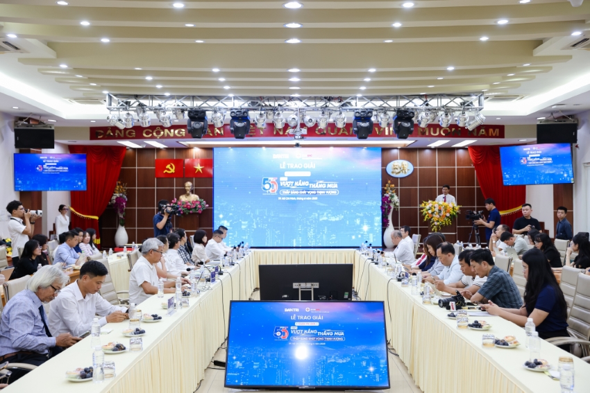 Trao giải ảnh Cuộc thi ảnh “50 năm Vượt nắng thắng mưa – Thắp sáng khát vọng thịnh vượng”