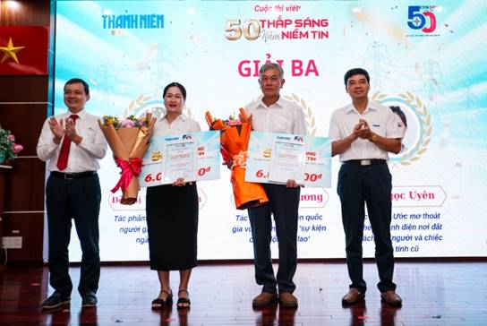 Trao giải Cuộc thi viết “50 năm thắp sáng niềm tin” 5