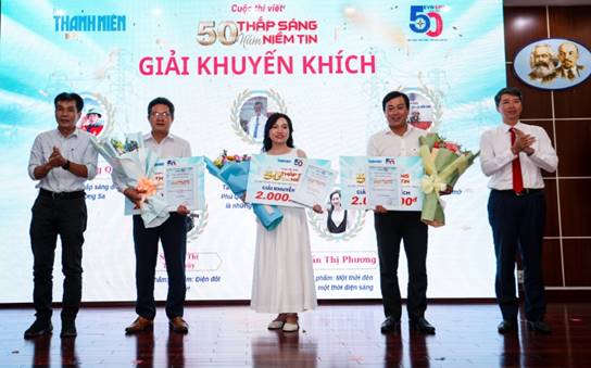 Trao giải Cuộc thi viết “50 năm thắp sáng niềm tin” 6