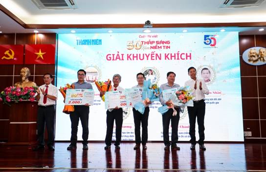 Trao giải Cuộc thi viết “50 năm thắp sáng niềm tin” 7