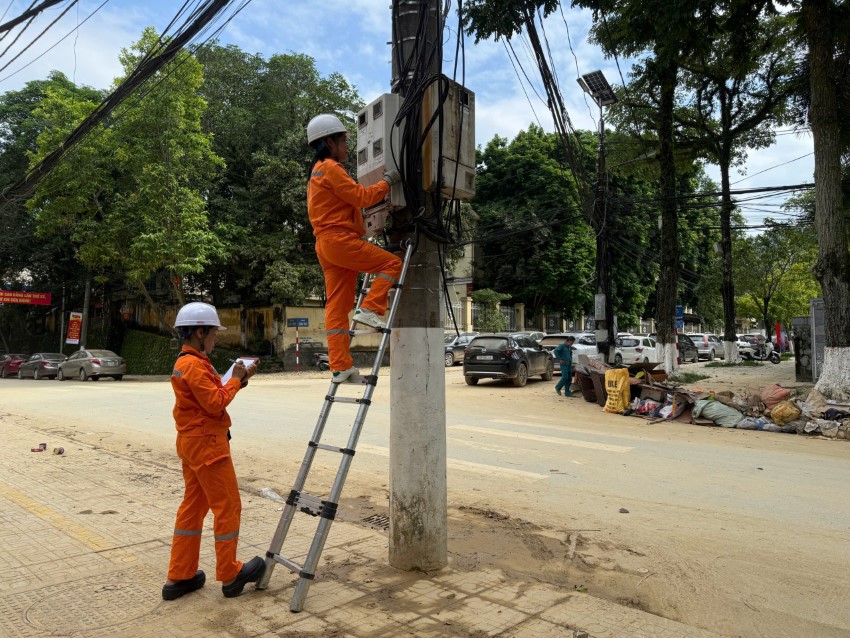 Vững vàng trong giông bão – Tỏa sáng nét đẹp nữ công nhân ngành Điện 3