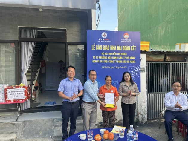 Bàn giao nhà tình nghĩa cho bà Nguyễn Thị Nghĩa