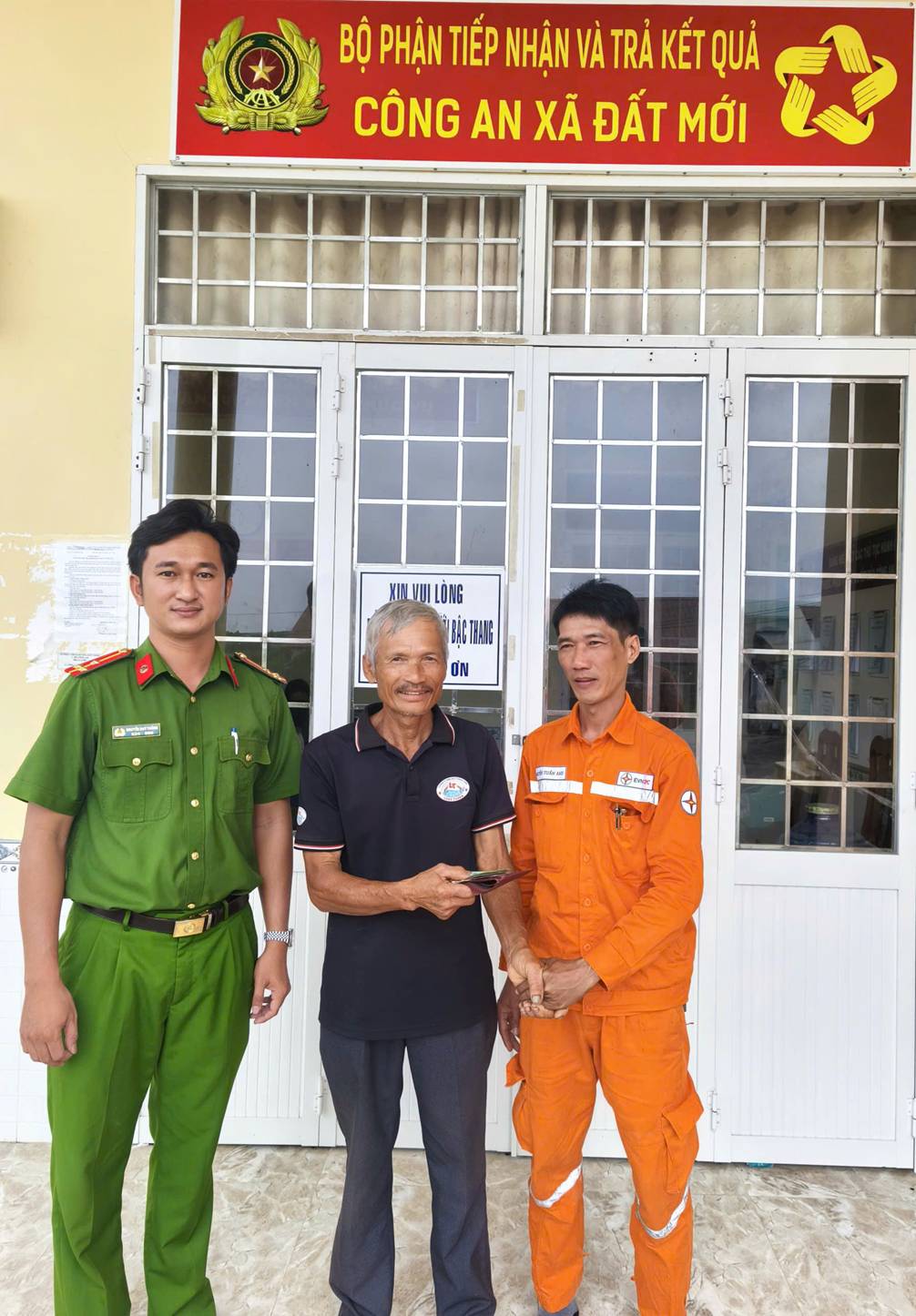  Công nhân điện vùng Đất Mũi không tham của rơi