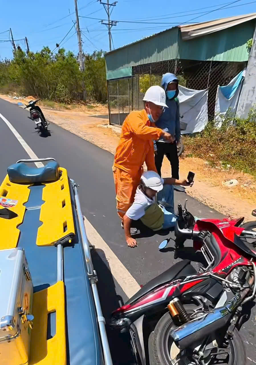 Hành động kịp thời giúp người bị tai nạn giao thông