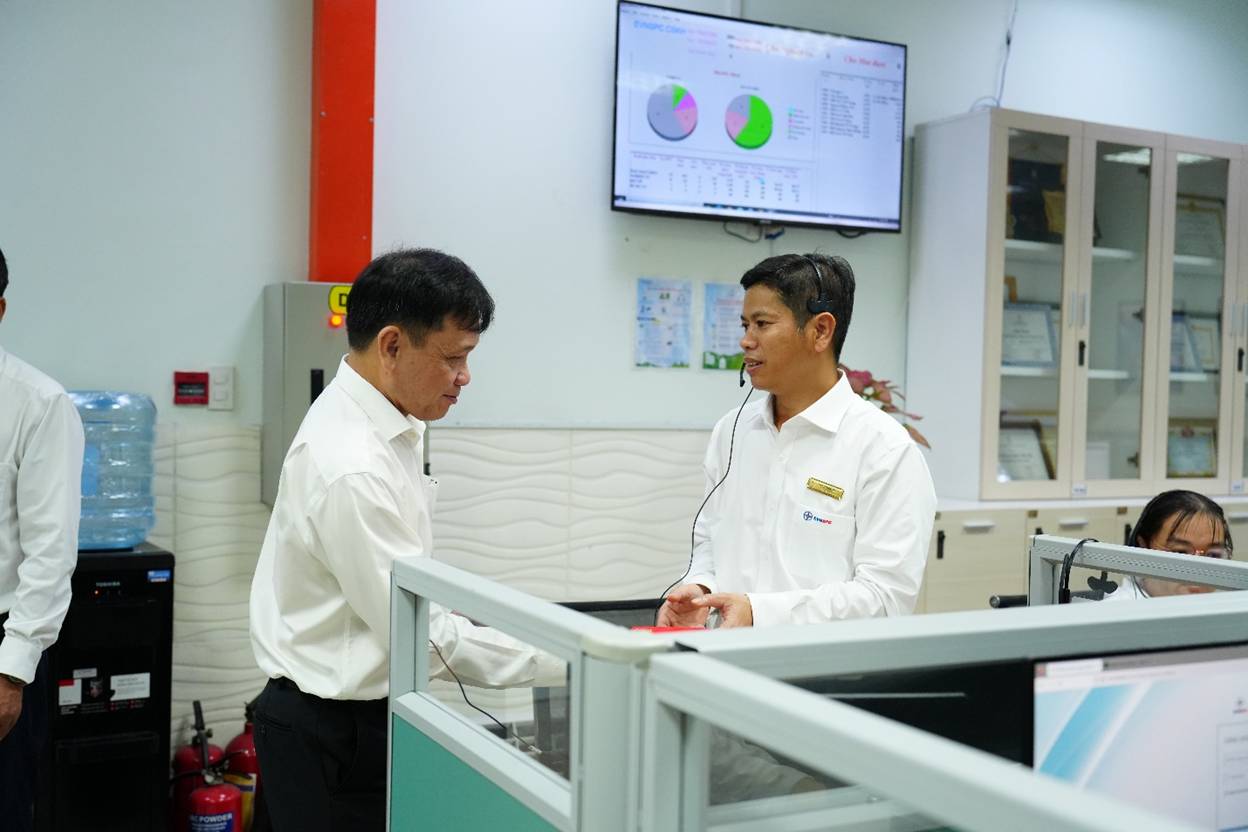 MÙA XUÂN KHÔNG NGỦ BÊN ĐƯỜNG DÂY NÓNG: CHUYỆN NHỮNG NGƯỜI 