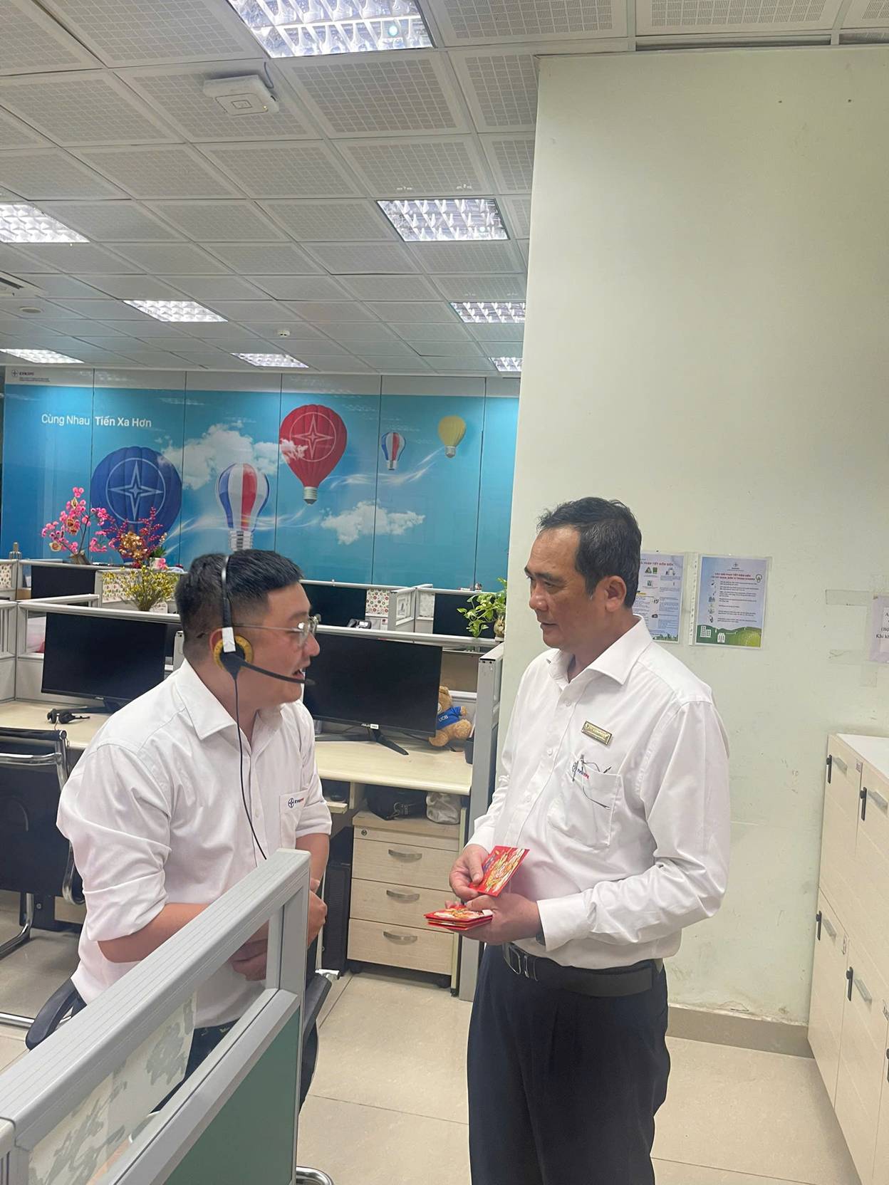 MÙA XUÂN KHÔNG NGỦ BÊN ĐƯỜNG DÂY NÓNG: CHUYỆN NHỮNG NGƯỜI 