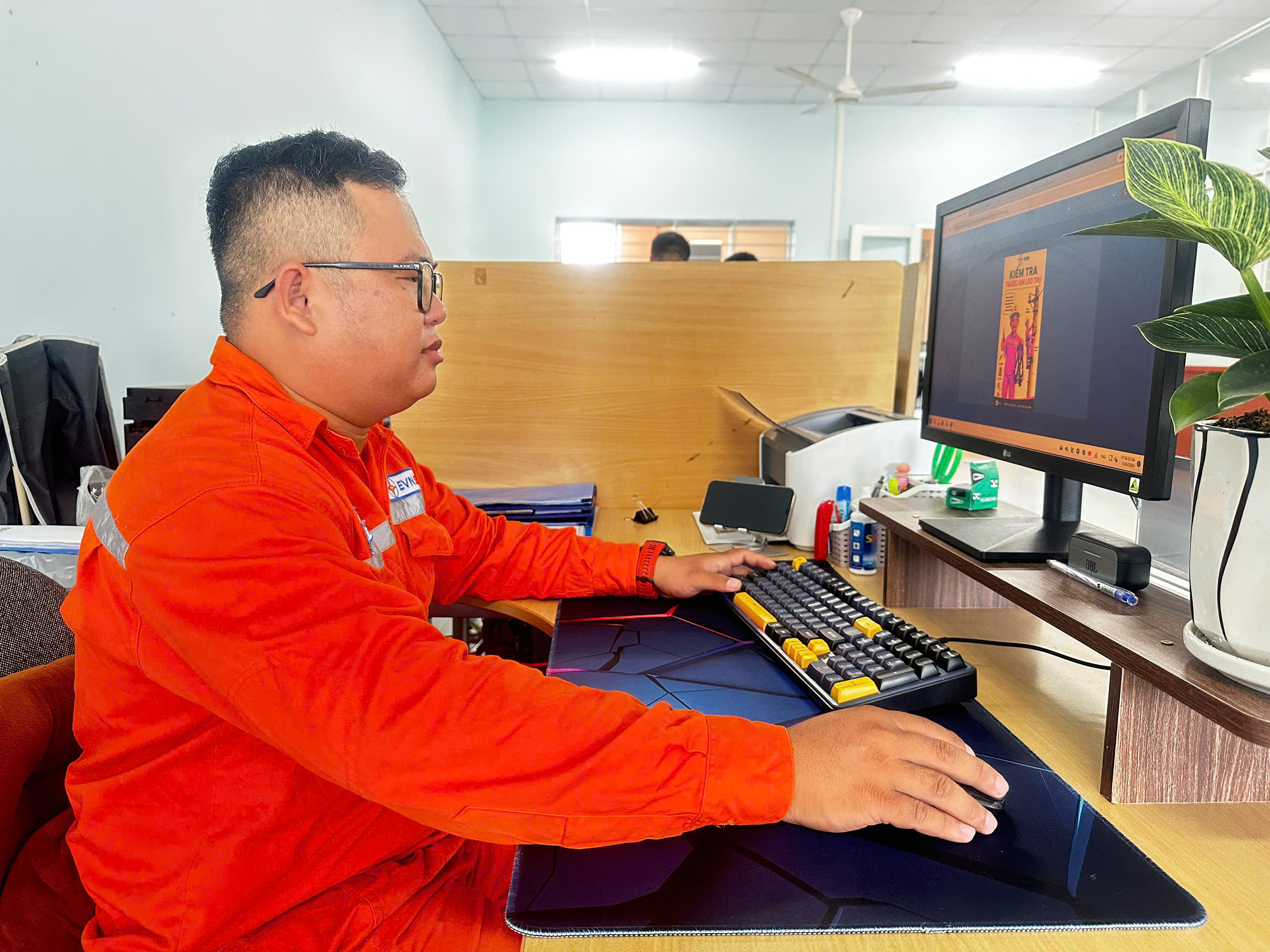 Những “người thợ” làm truyền thông