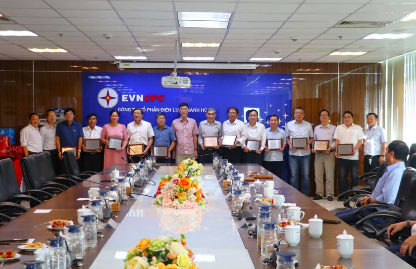 Tri ân CBCNV nghỉ chế độ hưu trí -  Nét đẹp văn hóa tại Công ty Cổ phần Điện lực Khánh Hòa