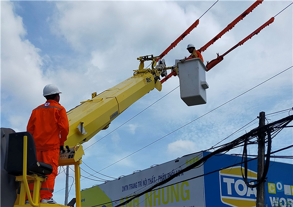 Sinh hoạt an toàn trước khi ra hiện trường, yếu tố quyết định sự an toàn cho công nhân khi làm việc trên lưới điện