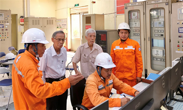 Những người giữ dòng điện liên tục trong ngày non sông thống nhất