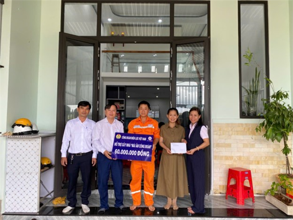 Công đoàn Công ty Điện lực Gia Lai trao kinh phí hỗ trợ xây dựng “Mái ấm Công đoàn”